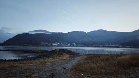 山影と潮の静けさ