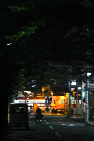 夜道を駆ける光の列車