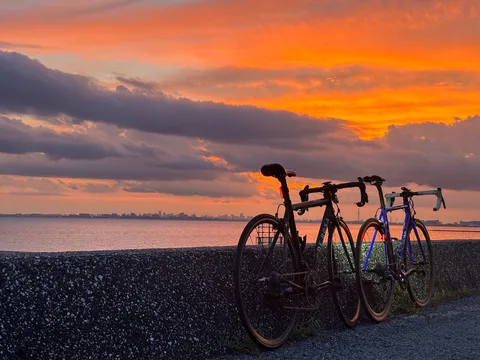 燃える空と自転車のシルエット