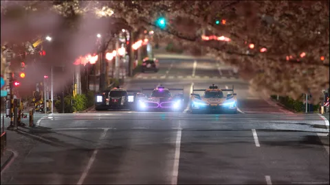 夜桜の下、疾走するレーシングカー
