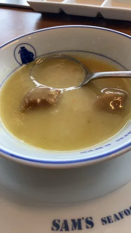 黄味の温かいスープ景