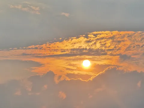 燃えるような空と太陽