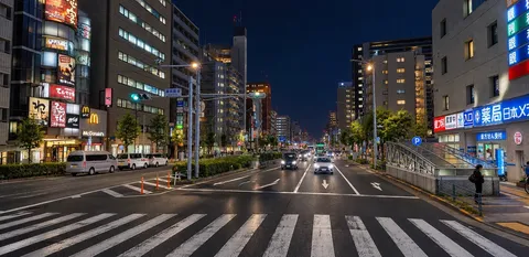夜の交差点に灯る街の鼓動