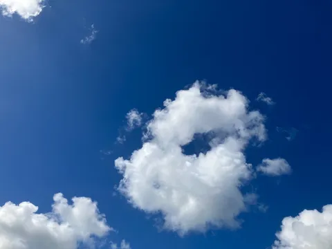 青空に描かれた雲の造形
