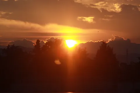光が降り注ぐドラマチックな夕焼け