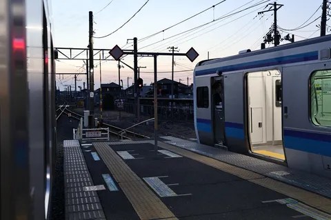 夕暮れ時の静かな駅、旅の始まり