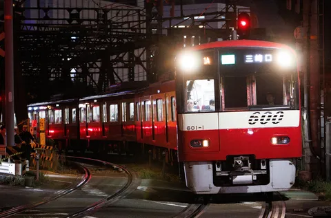闇夜を駆ける赤い閃光