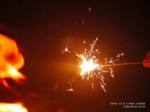 闇夜に咲く火花の軌跡