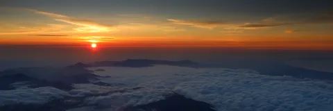 雲海に沈む夕日、神秘的な光景