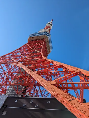青空に映える東京タワー
