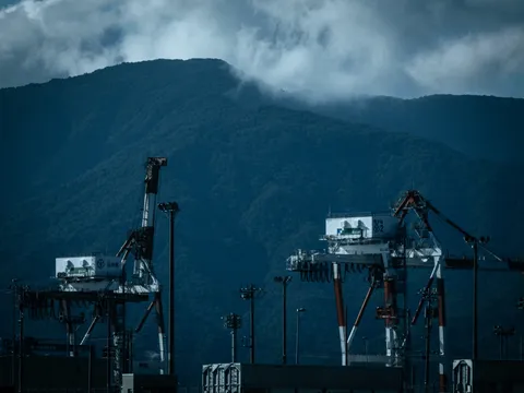 港と山影の静かな鼓動
