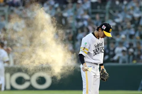 砂塵舞うマウンドの投手