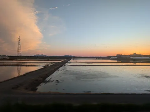 水田に映る空と電塔の静寂