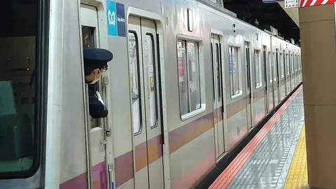 出発を待つ車両と乗務員