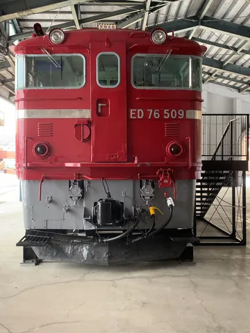 レトロな赤機関車、ちょっとドヤ顔？
