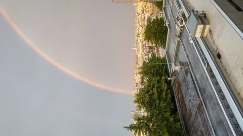 屋上からのご褒美！都会の空にWの虹
