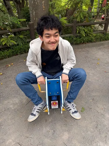 遊具に座る若者の笑顔