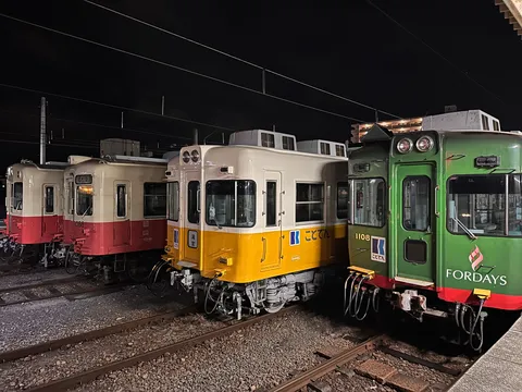 夜の鉄道車両、それぞれの色