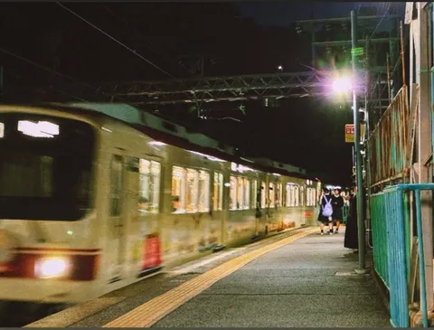 夜のホームを走る列車の残像