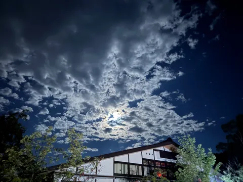 月夜の雲が浮かぶ夜景