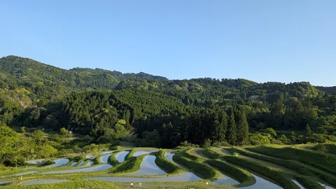 緑なす棚田、空と山のコントラスト