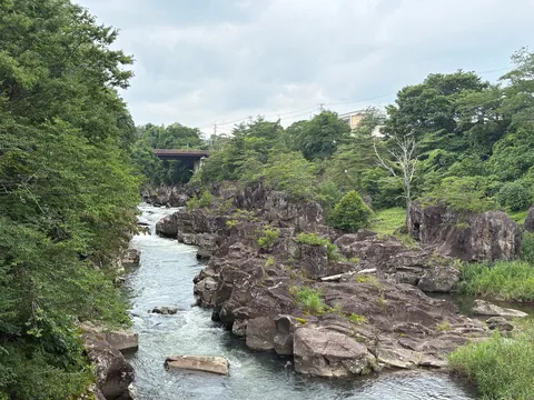 岩肌を滑る清流の渓谷美
