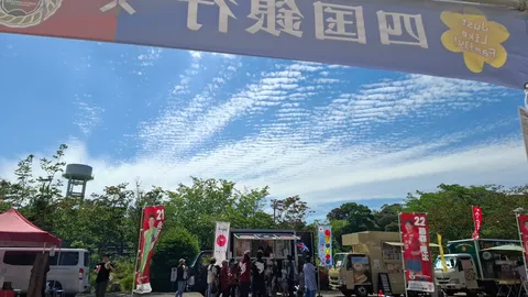 青空とキッチンカーのお祭り気分
