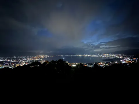 夜景の海に映る光の川