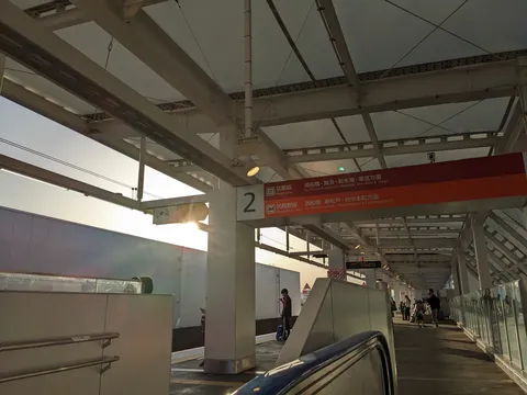 夕暮れ時の駅、日常の風景