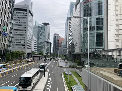 整然とした都市の日常風景