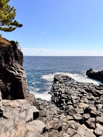 岩場と海の静かな呼吸