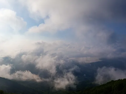 雲海に包まれる山々の囁き