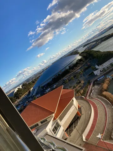 海辺の空と屋根の影
