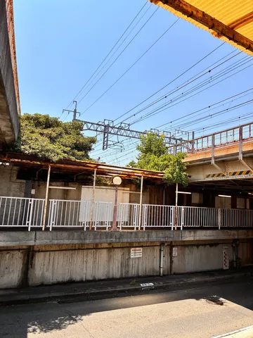 夏空と錆びた鉄塔、ノスタルジックな鉄道風景