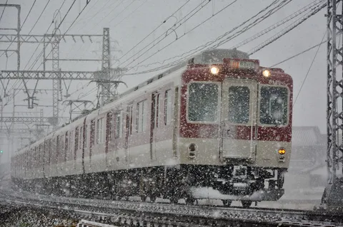吹雪の中を疾走する赤と白の列車