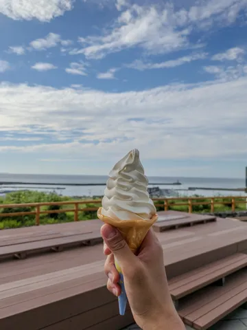 青空と海、そしてソフトクリーム