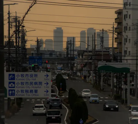 夕暮れの街と影の輪郭