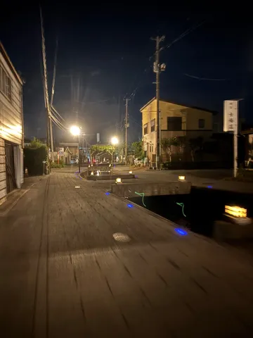 夜の灯と水辺の路地