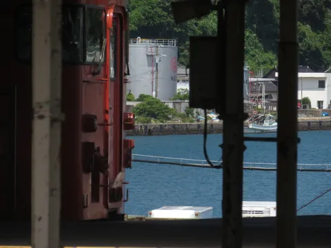 港町の日常、列車と水辺の風景