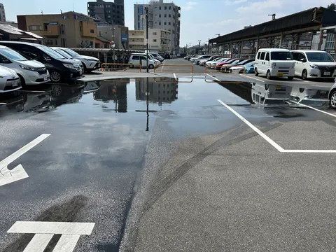 駐車場に広がる水鏡