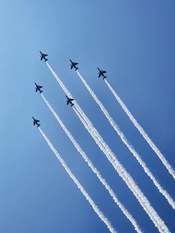 蒼穹を駆ける白い線