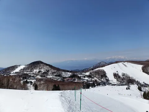 青空と白銀の世界、スキー場の遠景