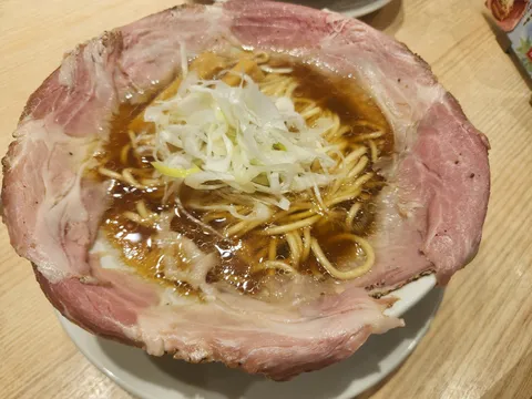 肉で器を表現した芸術的なラーメン