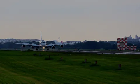滑走路へ向かう旅客機