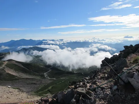 雲海と山道のドラマチックな風景