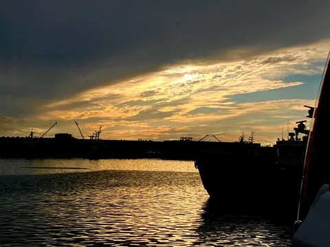夕焼けと港の静寂