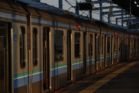 夕暮れの鉄道風景