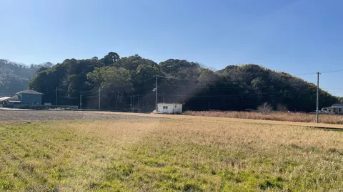 静寂を映す、農村の小休憩所