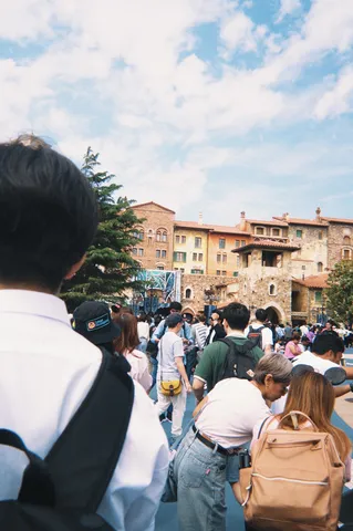 異国の街並み、人々の流れ