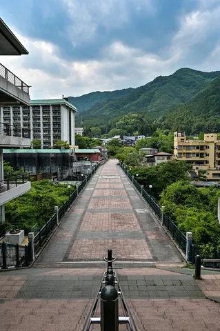 緑深き山道、空への誘い